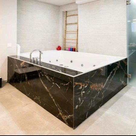 Romantic Jacuzzi Apartment أثينا المظهر الخارجي الصورة