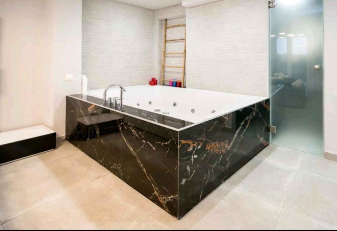Romantic Jacuzzi Apartment أثينا المظهر الخارجي الصورة