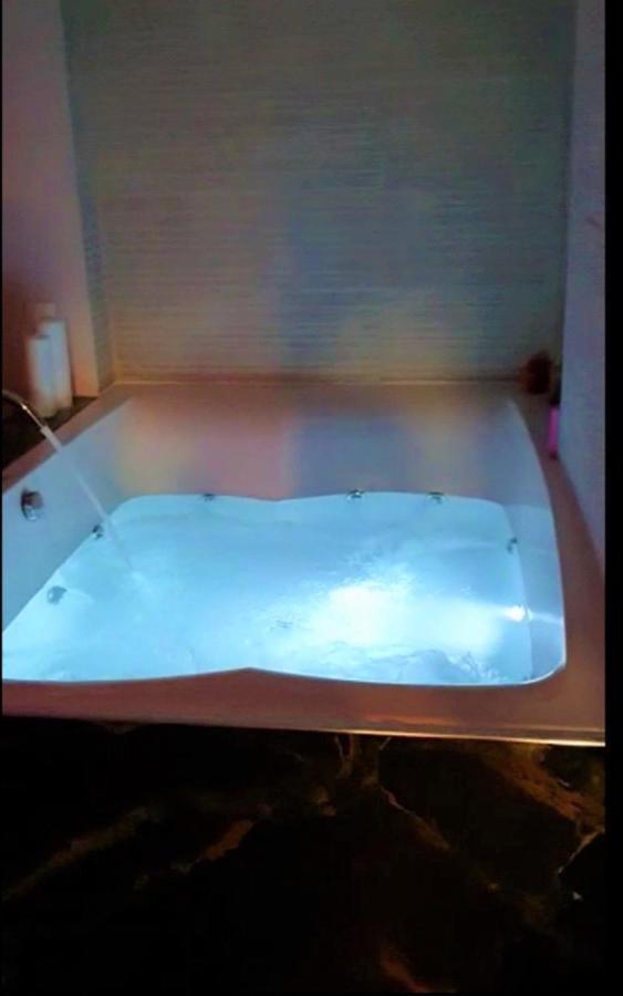 Romantic Jacuzzi Apartment أثينا المظهر الخارجي الصورة